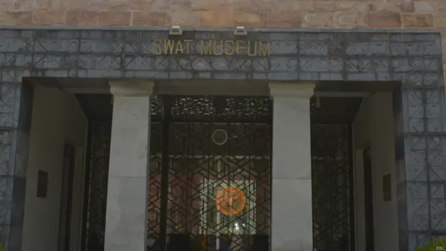 عجائب گھر کا صدر دروازہ۔ قیمتی آثار قدیمہ کو نقصان یا چوری سے بچانے کی خاطر مضبوط آہنی گِرل لگائی گئی ہے۔