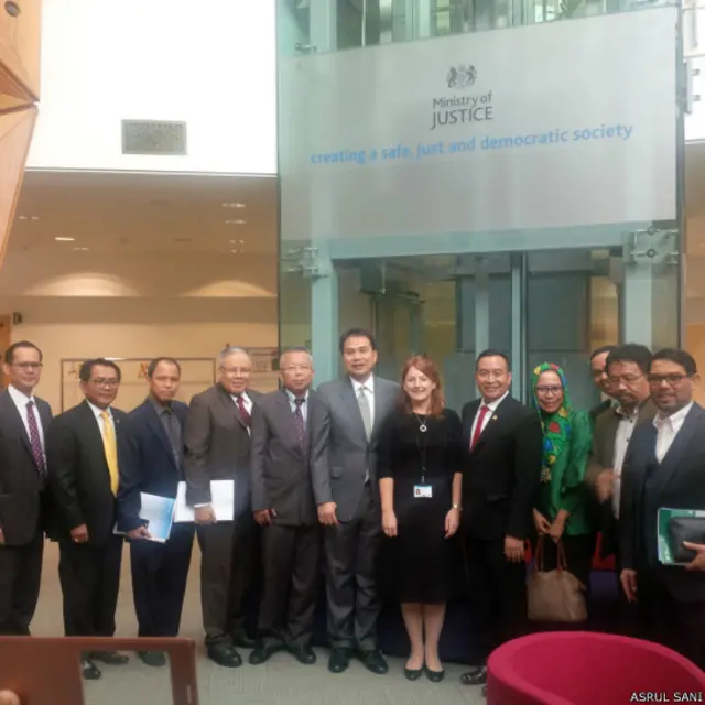 Bersama Senior Liason Officer Kementerian Kehakiman Inggris.