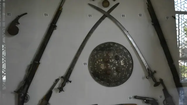 وہ قدیم ہتھیار جن کی ہر انسانی معاشرے کو چاہتے یا نہ چاہتے ہوئے ضرورت رہی ہے۔ 