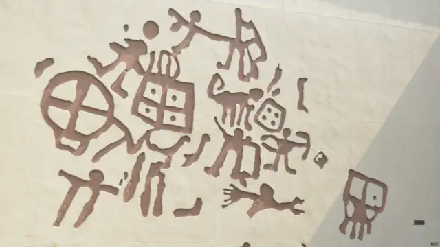 عجائب گھر کے صحن میں دیوار پر یہ نقش و نگار شاید دلکشی بڑھانے کے لیے بنائے گئے۔ 