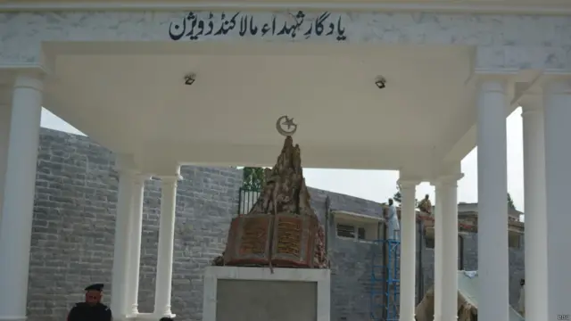 ہے تو یہ عجائب گھر کا احاطہ لیکن یہاں مالاکنڈ ڈویژن میں شدت پسندوں کے ہاتھوں ہلاک ہونے والے کی نئی یادگار بھی تعمیر کی گئی ہے۔ (تحریر و تصاویر: ہارون رشید، بی بی سی اردو ڈاٹ کام) 