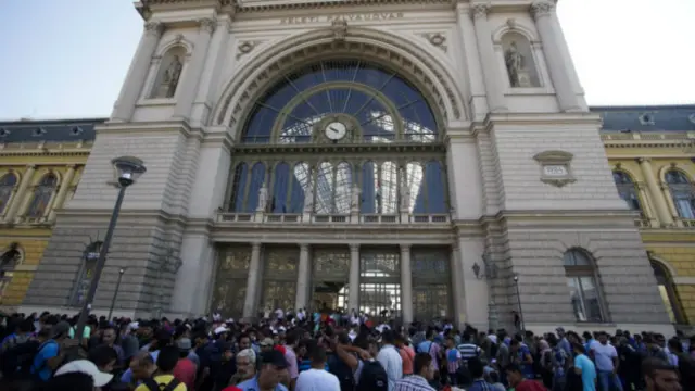 Cảnh sát Hungary ngăn đám đông di dân lên tàu sang Đức tại nhà ga Keleti