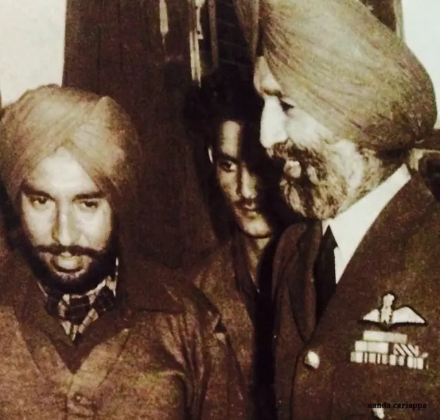 युद्धबंदी के तौर पर पाक से लौटने के बाद ब्रजपाल सिकंद भारतीय वायुसेना प्रमुख अर्जन सिंह के साथ.