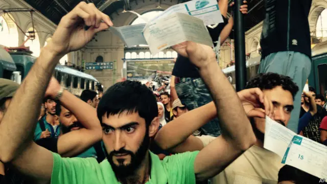 अपना रेलवे टिकट दिखाते शरणार्थी.