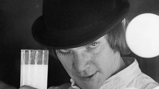 Можливість перевиховання особистості, схильної до насильства, порушується в романі Ентоні Берджеса "Заводний апельсин" і у його екранізації Стенлі Кубріка (на фото кадр з однойменного фільму)