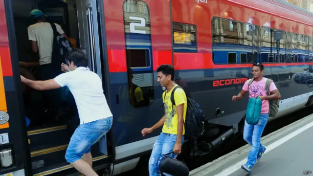 Мигранты пытаются сесть на поезд