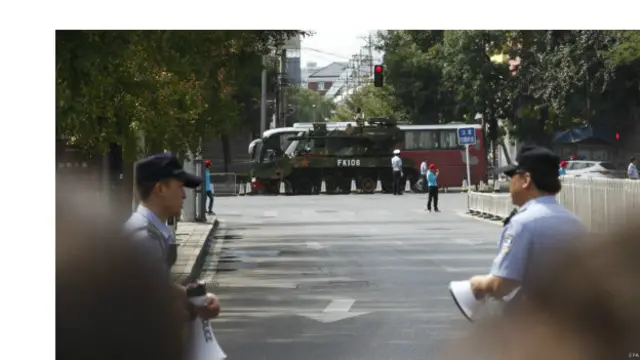 准备参加阅兵式的坦克车进入北京城区。