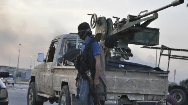 دولت اسلامیہ کے بارے میں کہا جاتا ہے کہ وہ دنیا بھر سے نوجوانوں کو اپنی جانب سوشل میڈیا کے ذریعے راغب کرنے کی کوششوں میں ہے