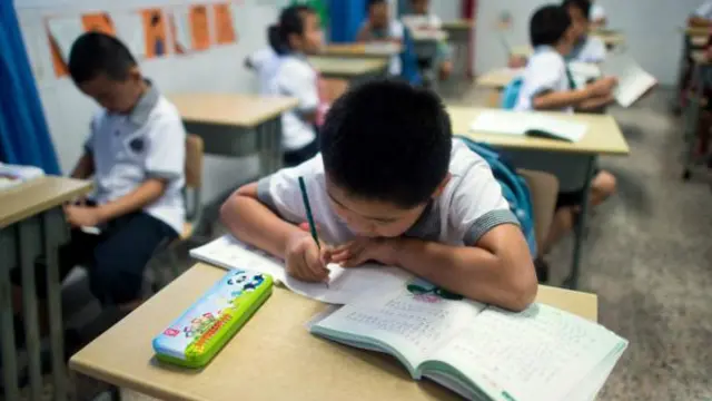 चीन के एक स्कूल में पढ़ते छात्र