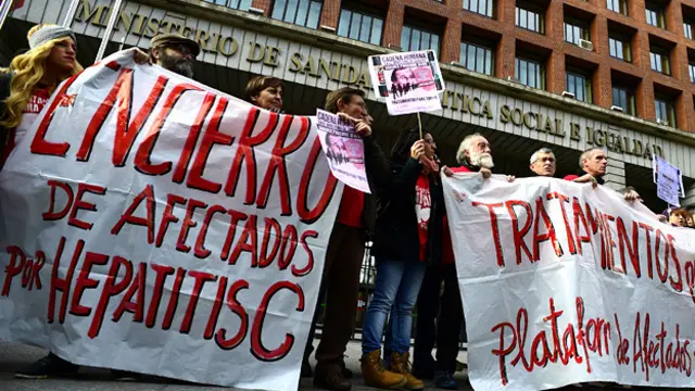 Encierro en un hospital en Madrid en 2014, como parte de la campaña por el acceso a los medicamentos