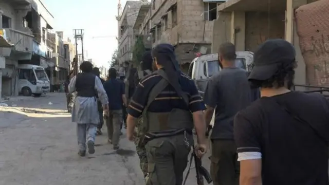 İslam Dövləti qruplaşmasını dəstəkləyənlər döyüşçülərin guya Qadama doğru irəlilədiyini əks etdirən şəkillər paylaşıb.