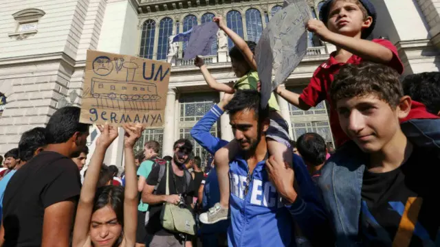 Para migran, yang sebagian besar berasal dari Suriah, telah membeli tiket kereta dari Budapest menuju Jerman.