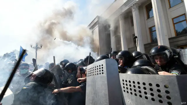 Столкновения у парламента 31 августа из-за конституционной децентрализации