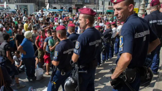 جمعیتی از پناهجویان عصبانی در مقابل پلیس در خارج از ایستگاه شرقی کلتی جمع شده بودند