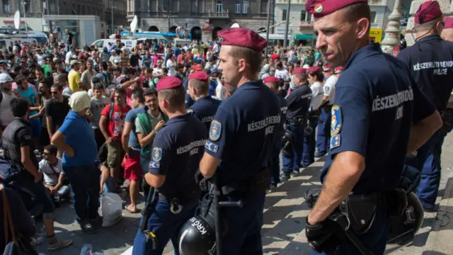 ہنگری کو پولیس نے سٹیشن کو دوسرے مسافروں کے لیے کھولا لیکن پناہ گزینوں کو داخل ہونے سے باز رکھا