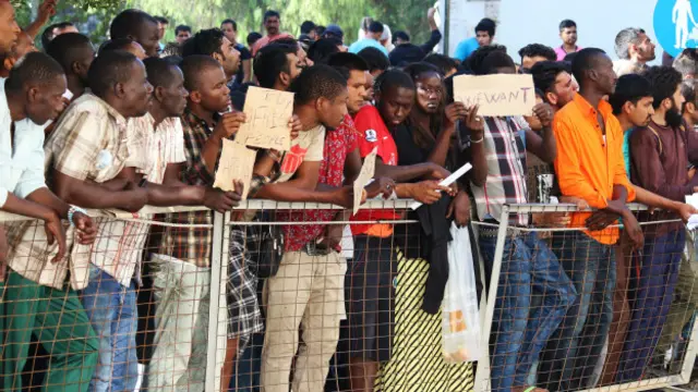 Refugiados africanoscomo fazer depósito no esporte da sorteKos, na Grécia | Foto: Márcia Bizzotto