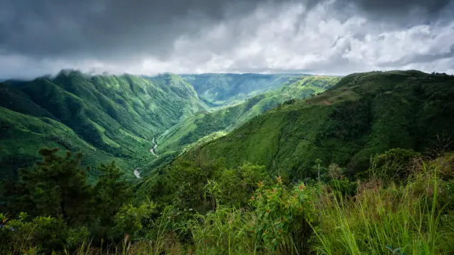 Cách cụm làng Mawsynram mười dặm về phía đông là thị trấn Cherrapunji, nơi dân địa phương gọi bằng cái tên Sohra, nơi ẩm ướt thứ nhì trên Trái Đất. Lượng mưa trung bình ở Cherrapunji thấp hơn Mawsynram 100mm, nhưng thị trấn này lại đoạt nhiều danh hiệu khác. Cho đến nay, đây vẫn là nơi có tháng ẩm ướt nhất và năm ẩm ướt nhất mà thế giới từng ghi nhận. Vào tháng Bảy 1861, lượng mưa đo được ở đây là 9.300 mm. Tính từ tháng Tám năm trước, người ta đo được tổng lượng mưa trong 12 tháng đó tại Cherrapunji cao kỷ lục, 26.470 mm.