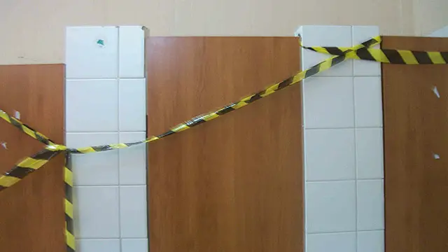 Banheiro interditado em obra, em foto dos trabalhadores; condições de higiene "obrigou alguns trabalhadores a utilizarem o matagal próximo ao alojamento", diz sentença