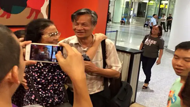 Nhà quan sát và hoạt động xã hội Nguyễn Quang A sau khi bị câu lưu 15 tiếng đồng hồ tại sân bay Nội Bài, Hà Nội hôm 01/9/2015.