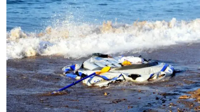 Para migran menggunakan perahu karet untuk menyeberang dari Turki ke Eropa.