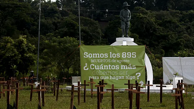 Una pancarta en un cementerio