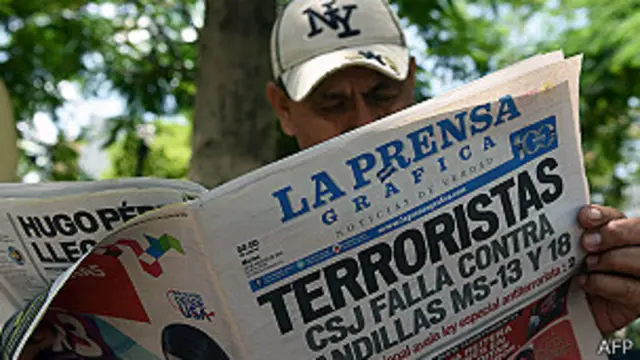 Un hombre lee el periódico