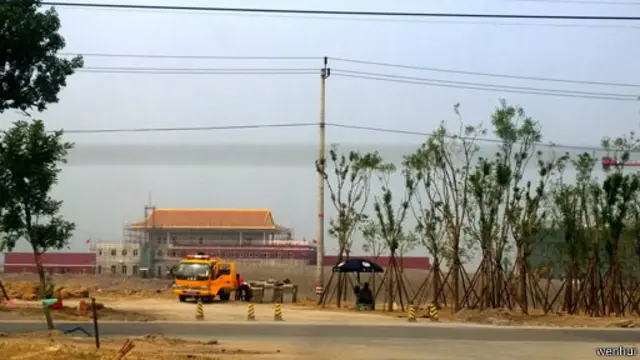 北京城北的昌平區陽坊鎮建起的 「閱兵村」裏甚至搭建了「天安門城樓」。（圖片來源文匯網）