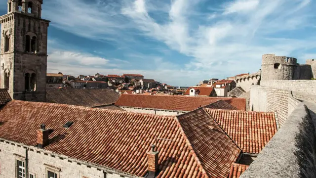 环绕克罗地亚杜布罗夫尼克古城的城墙(图片来源：MaZisong/Thinkstock)