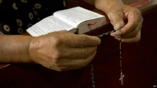 يد تمسك بصليب