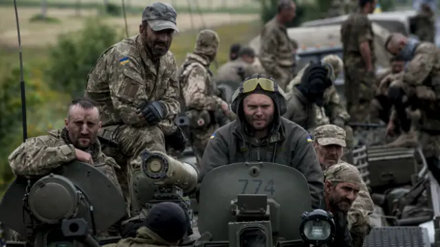 Украинские военные на танке