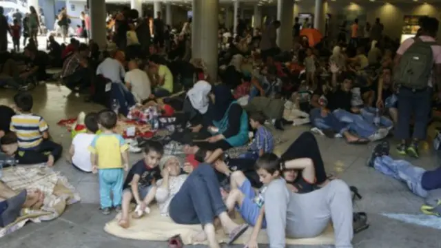 Budapeştdəki Keleti stansiyasının qarşısında 2 minə yaxın miqrant toplaşıb.