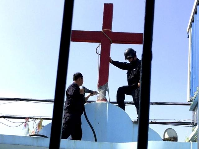 浙江平阳一家教堂遭政府人员拆除十字架（27/7/2015）