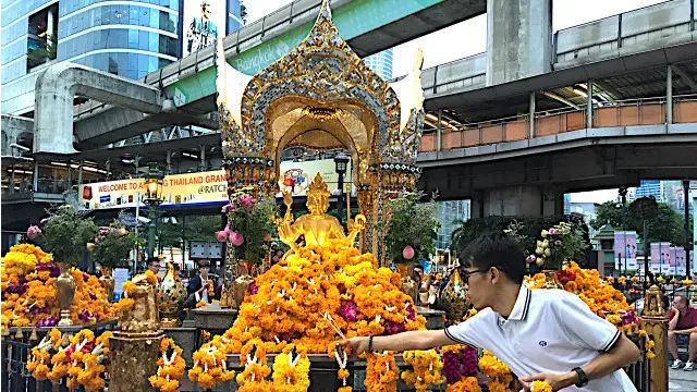 Patung Dewa Brahma merupakan karya seni penting di Kuil Erawan