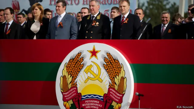 Празднование 70-летия Победы в Тирасполе (в центре - вице-премьер РФ Дмитрий Рогозин)