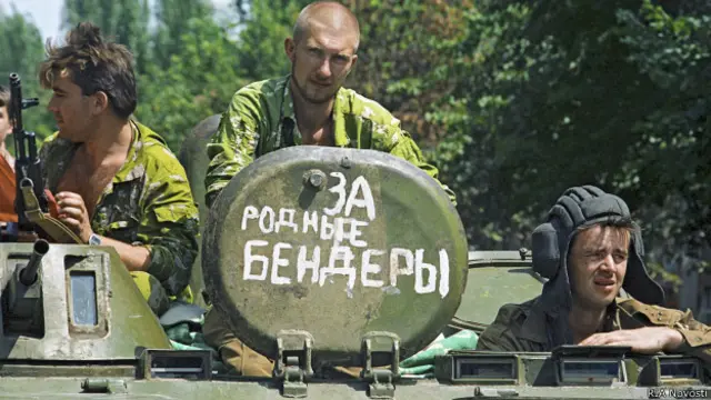 Приднестровские ополченцы и БТР в Бендерах (1992 год)