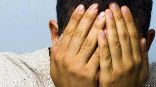 Человек прикрыл ладонями лицо