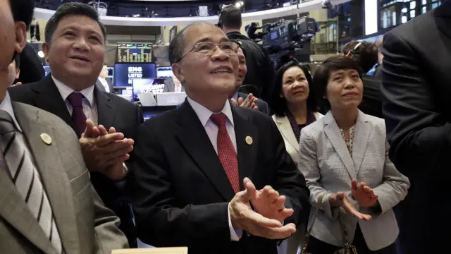 Ông Nguyễn Sinh Hùng (giữa) thăm Trụ sở Thị trường Chứng khoán New York Mỹ, hôm 01/9/2015.