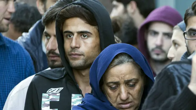 Ratusan migran berkumpul di luar Stasiun Keleti, Budapest, untuk bisa menumpang kereta ke Jerman dan negara Uni Eropa lainnya.