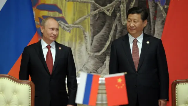 Владимир Путин и Си Цзиньпин на подписании соглашения в Шанхае