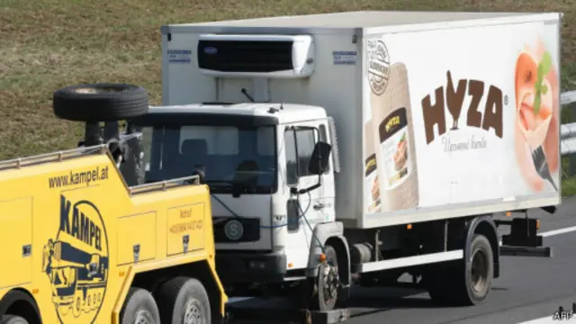 Ikamyo yatowemwo abimukira 72 bacikanye mu ndwi heze