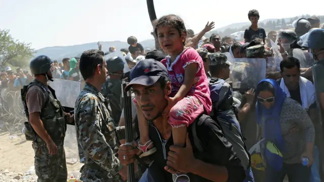 4200 پناہ گزین منگل کی شب دو بحری جہازوں کے ذریعے لیزبوس کے جزیرے سے روانہ ہوئے اور ان کی منزل یونان بندرگاہ پیریئس ہے۔