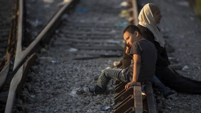 یونانی حکومت کا کہنا ہے کہ اس کے پاس تارکینِ وطن کی اتنی بڑی تعداد کی دیکھ بھال کرنے کے لیے وسائل موجود نہیں ہیں۔ تاہم غیر سرکاری امدادی تنظیموں نے کہا ہے کہ اس سلسلے میں حکومتی سطح پر مزید اقدامات ضروری ہیں۔