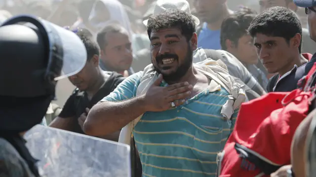 منگل کی شب پہنچنے والی کشتی کے ایک مسافر اور شام سے تعلق رکھنے والے استاد ایشام نے خبر رساں ادارے روئٹرز سے بات کرتے ہوئے کہا کہ ’آپ کو ہماری مدد کرنی ہوگی۔ ہم بھی انسان ہیں۔‘