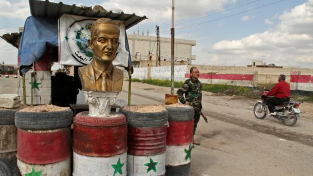 Бюст Асада на улице в Сирии