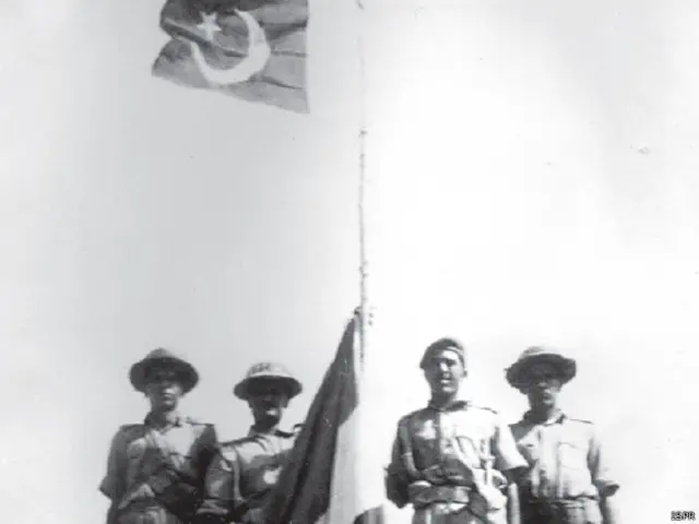 جھینگر کے علاقے میں پاکستانی فوجی بھارتی پرچم اتارتے اور پاکستانی پرچم چڑھاتے ہوئے