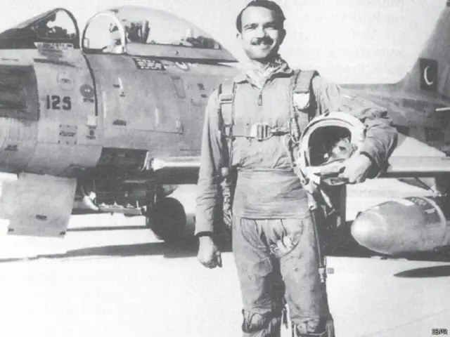 پاکستانی فضائیہ کی جنگ میں کارکردگی بھی اس کتاب میں بیان کی گئی ہے