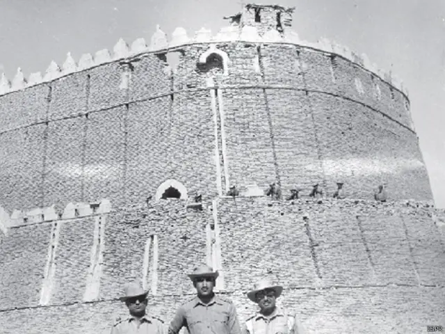 راجستھان کے علاقے گٹارو میں ایک قلعے کے سامنے پاکستانی فوجی