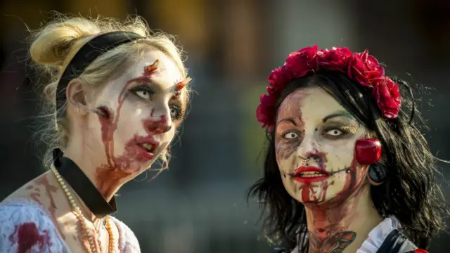Personas vestidas de zombis en un festival en París