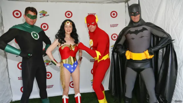 Personas disfrazadas de superhéroes