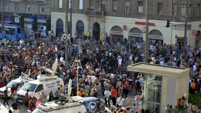 بڈاپسٹ کے کیٹلی ریلوے سٹیشن کے باہر اس دوران مظاہرین اور پولیس کے درمیان صورتحال کشیدہ رہی ہے